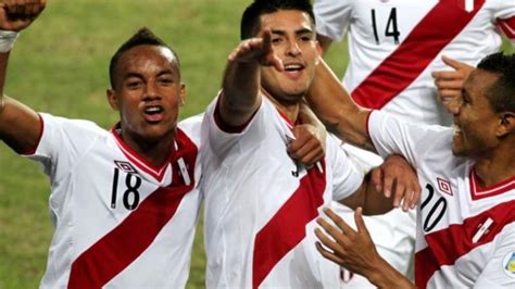 Carlos zambrano (peru) is shown the yellow card for a bad foul. Zambrano: Perú saldrá con todo ante Uruguay | Nacional