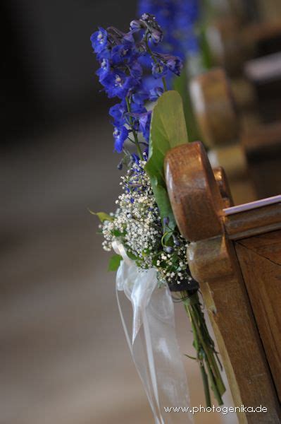 Die arrangements wurden mit viel leidenschaft und können gemacht. Hochzeit Kirchenschmuck Blumen blau weiß | Kirchendeko ...
