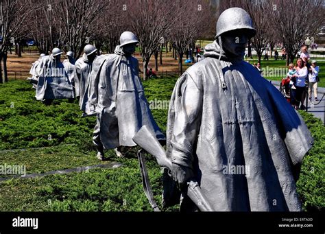 Washington Dc Dramatic Statues Of Us Soldiers Stand In The Shrub