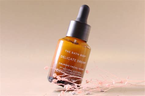Hindari produk yang mengandung pewarna atau pewangi. Review Serum untuk Kulit Sensitif, The Bath Box Delicate ...
