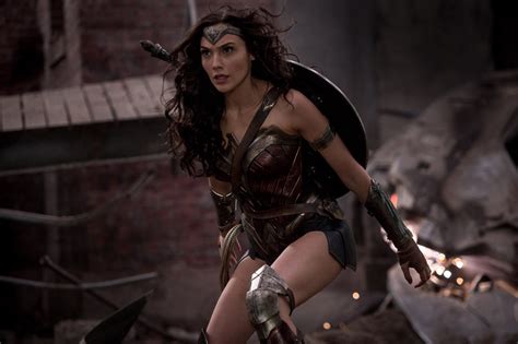 Gal Gadots Wonder Woman Prepares For Battle In A New Image From The