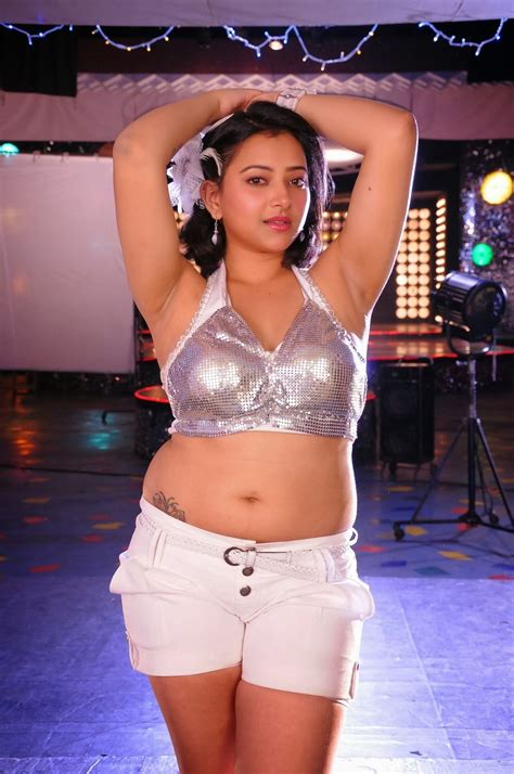 Actressmail Actress Swethabasu Prasad Expose Cleavage Deep Navel Thunder Thigh In Fashion