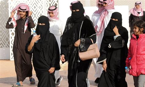 Com Leis Menos Restritivas Para Mulheres Arábia Saudita Vê Costumes