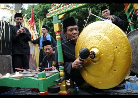 Kesenian Tradisional Gong Si Bolong Antara Foto