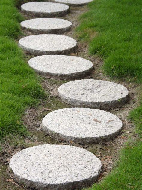 Add Stepping Stones To The Yard 25 Ways To Beautify Your Yard Without