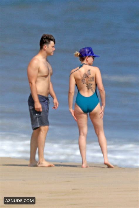 Scarlett Johansson Sexy On A Romantic Beach Stroll With Colin Jost In The Hamptons New York