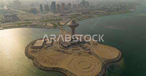 صورة جوية من الأعلى لبرج المياه في مدينة الخبر بالمملكة العربية