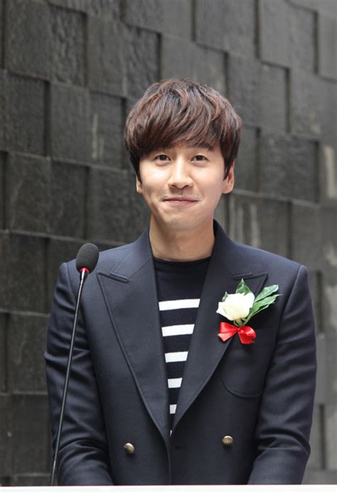 He began his acting debut in the 2008 sitcom here he comes. Lee Kwang Soo khen fan nữ Việt Nam xinh đẹp