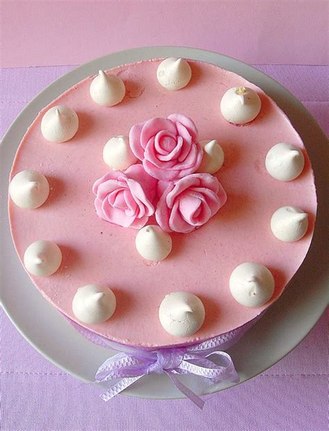 Questo è il mio dolce pasquale semplice e veloce perchè in questo periodo al contrario di chi è costretto a stare in casa per la quarantena, io in ospedale faccio turni che mi non mi fanno più capire che giorno sia. Dolci a go go: Torta bavarese alla fragola e meringa