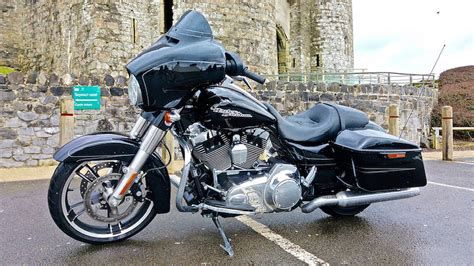 Because the differences can be hard to spot. RideApart Review: 2016 Harley-Davidson Street Glide Special