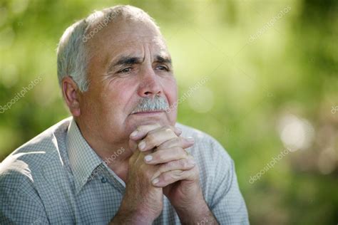 Ancianos Hombre Sentado Pensando — Foto De Stock © Serggn 47358897