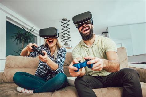 Amigos Felices Que Juegan A Los Videojuegos Con Los Vidrios De La Realidad Virtual Foto De