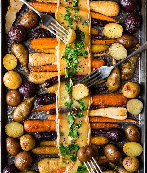 Très odorant, ce légume rustique se consomme aussi bien cru que cuit. Raclette de légumes-racines sur une plaque | Recette (avec ...