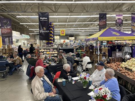 Luke Hellier on Twitter: "Mayor & Mayor-Elect at Lakeville HyVee