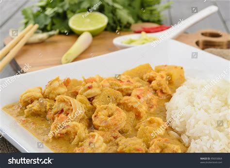 Masukkan udang, garam dan sedikit serbuk perasa. Udang Masak Lemak Nenas Prawn Pineapple Stock Photo ...