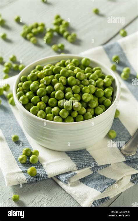 English Shell Peas Hi Res Stock Photography And Images Alamy
