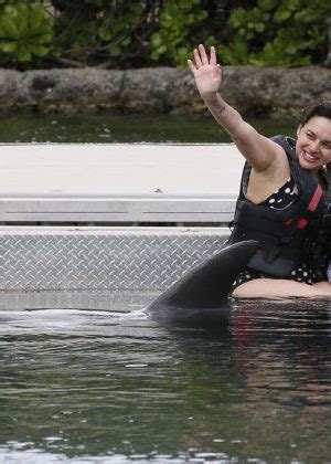 Norah Jones In Bikini At A Pool In Hawaii Gotceleb The Best Porn