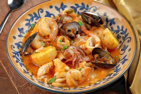 It's the night before christmas and we have put together some classic christmas eve dishes to enjoy with friends and family. Christmas Eve Seafood stew