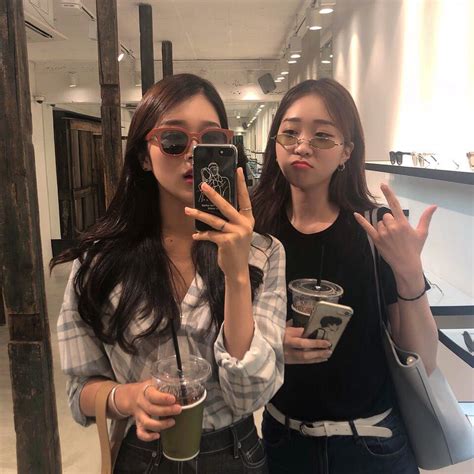 썬구리 스웩 🤟🏻 best friend poses best friend pictures friend photos ulzzang korean girl ulzzang