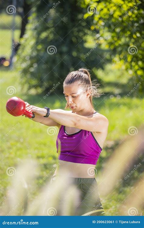 mujer guapa haciendo ejercicios de pesas en el parque imagen de archivo imagen de deporte