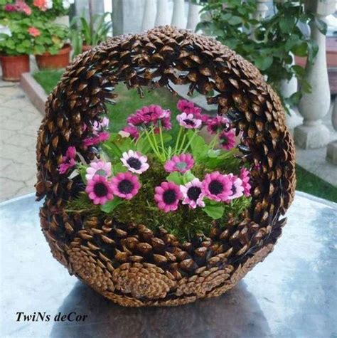 Diy christmas centerpiece with pine cones there are so many ways to use pine cones to spruce up christmas table decor. DIY Pinecone Baskets, Table Centerpiece Ideas for Thanksgiving and Christmas Decorating