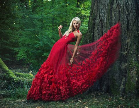 fondos de pantalla Árboles mujer modelo rubia rojo vestir verde ropa otoño flor