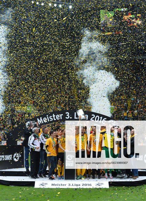 Fußball Dynamo Dresden Feiert Aufstieg In 2 Bundesliga Dynamo Dresden