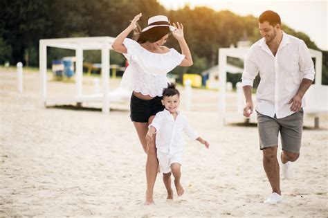 Familia En La Playa Foto Gratis