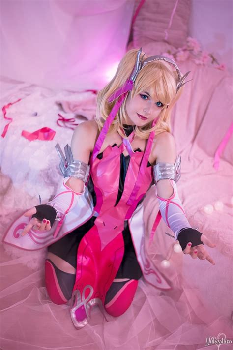 After punz was influenced by the crimson, his chain became a blood vine chain (though the medallion stays the same) and his eyes became red. Pink Mercy Cosplay Review by Yukeshiro - Rolecosplay
