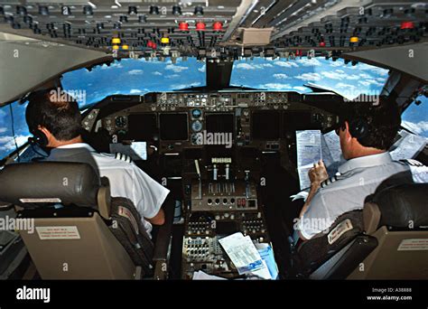 I Piloti In Cabina Di Pilotaggio Di Un Aereo Durante Il Volo Foto Stock