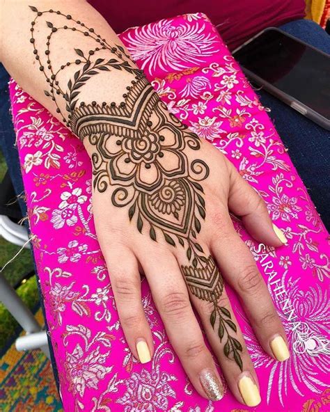 Simple Arabic Style Latest Mehndi Designs 2020 Images For Engagement 14