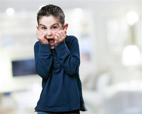 Niño Asustado Gritando Descargar Fotos Gratis