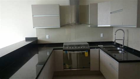 Una manera de ahorrar muchos lugares donde almacenar son los muebles de cocina altos y con diversas cestas para que de esta forma podamos guardar mayor cantidad de componentes,puedes colocar en una pared la mayoría de. Cocina Fina, Cinco Muebles Con Cubierta De Formaica ...