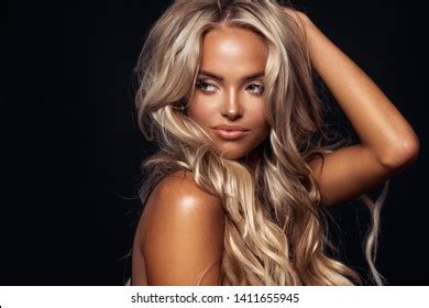 Attractive Tanned Woman Wavy Blond Hair写真素材 Shutterstock
