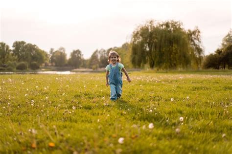 Dziecko W Trawie Zdjęcia darmowe pobieranie na Freepik