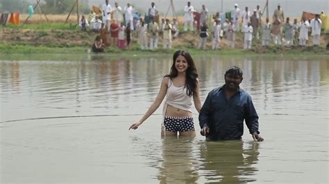 anushka comes out of the pond making of matru ki bijlee ka mandola