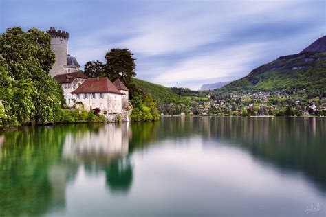 Le Lac Dannecy Et Le Château De Ruphy Haute Savoie France Rcastles