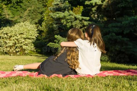 Petites Amies Avec Des Pissenlits Image Stock Image Du Humain Chauffer