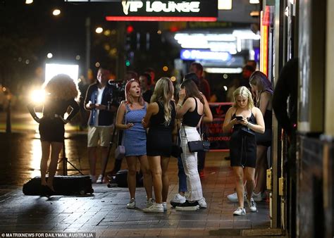 australians hit the bars as they start enjoying 24 hour drinking again daily mail online