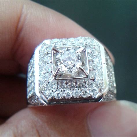 Cincin tunangan emas masih merupakan material cincin tunangan favorit banyak pasangan, khususnya cincin tunangan emas putih 18 karat yang dihiasi dengan permata berlian. Jual Cincin Pria Mata 0,55 carat Berlian Eropa 0243 Ring ...