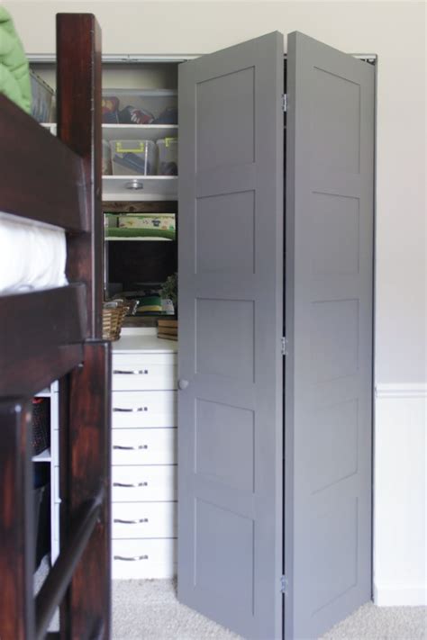 These bifold barn doors are perfect for cabinets and closets! Attractive Bi-fold Closet Doors | Centsational Style