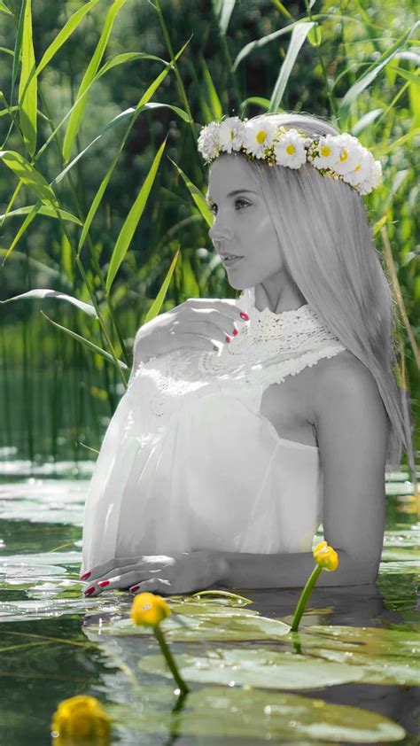 Cooling Black And White Beauty Black And White Floral Crown Girl