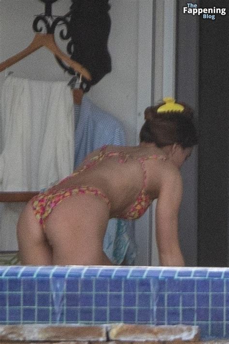 Hailee Steinfeld Shows Off Her Sexy Butt In A Bikini 10 Photos