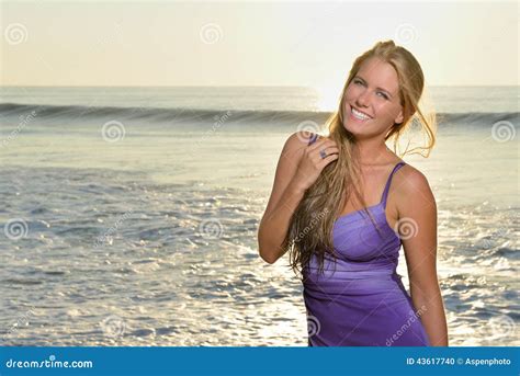 Sexy Junge Kaukasische Frau Auf Strand Bei Sonnenaufgang Stockfoto Bild Von Betäuben Relax