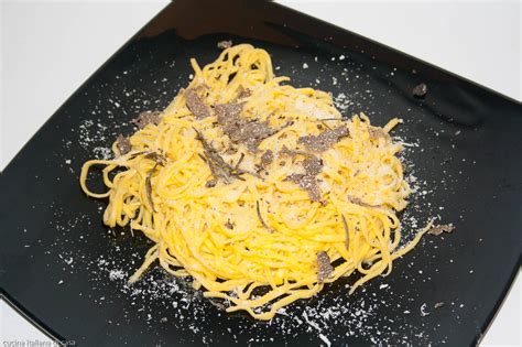 Quando pensiamo al tartufo, di solito ci vengono in mente squisiti primi piatti, ma vi assicuriamo che i cibi che si sposano perfettamente con questo fungo sotterraneo sono moltissimi. tagliolini con tartufo | Ricette di Cucina