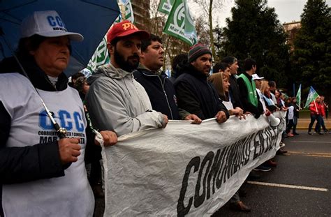 El cordobazo o primer cordobazo, fue una insurrección popular ocurrida en la ciudad argentina de córdoba, entre el 29 y 30 de mayo de 1969. Obreros y estudiantes, bajo la lluvia, "como en el ...