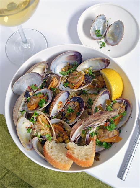 Steamer Clams With Garlic Butter And White Wine In 2020 Steamer Clams
