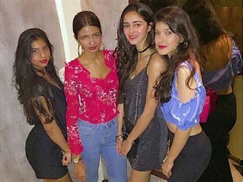 Pin On Pic Suhana Khan Parties With Birthday Girl Ananya Panday
