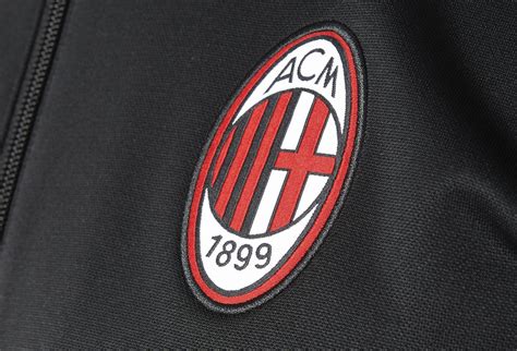 Milan or simply milan, is a professional football club in milan, italy, founded in 1899. Survêtement Milan AC sur Survetement Foot .fr