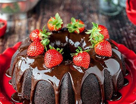 تزیین روی کیک با خامه شکلات و میوه با روش های اسان در خانه